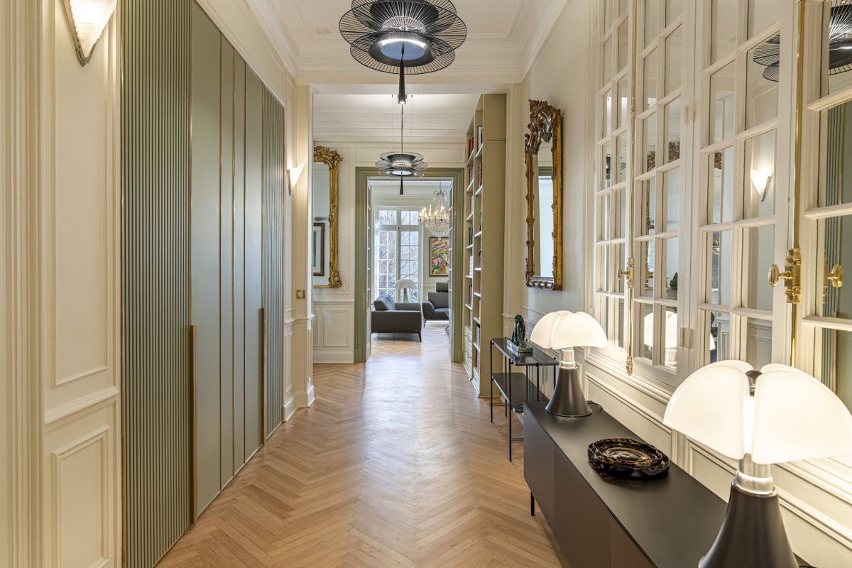Renovated apartment hallway with custom joinery and mirrored doors in Nice